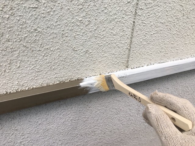 外壁 水切り塗装 ｻﾋﾞ止め材を塗装します。