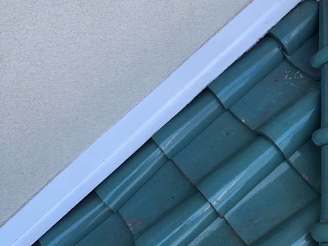 屋根 壁際水切り板金施工 既存シートを撤去します。