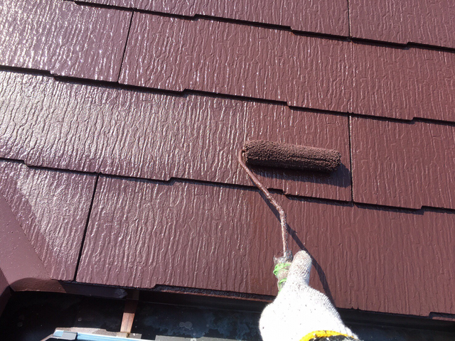 屋根　中塗りを行います