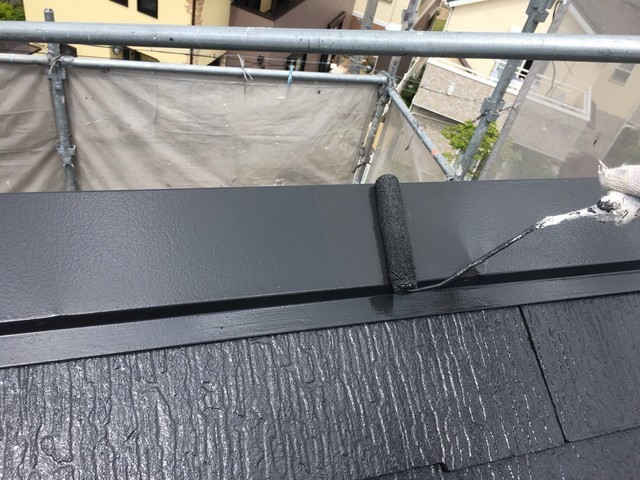 屋根 屋根板金塗装 下塗りを行います。