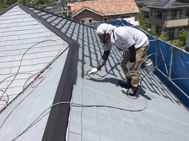 屋根 屋根・棟板金塗装 下塗り後、ﾀｽﾍﾟｰｻｰを入れると ｶﾗｰﾍﾞｽﾄが割れてしまうことが ある為、ﾁﾘ部分を吹き付けます。