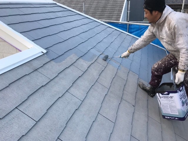 屋根・棟板金塗装 棟板金をケレン後 サビ止め材を塗装し、 屋根の下塗りを行います。