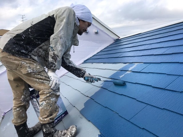 屋根・棟板金塗装 棟板金の下塗り、 屋根の中塗りを行います。