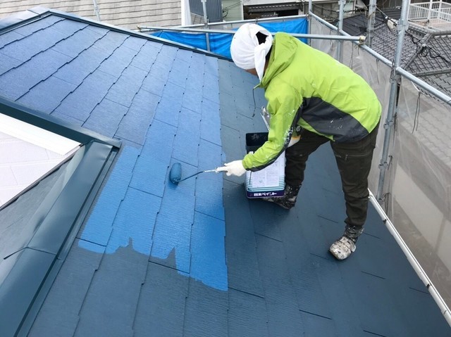 屋根・棟板金塗装 棟板金と屋根の 上塗りを行います。