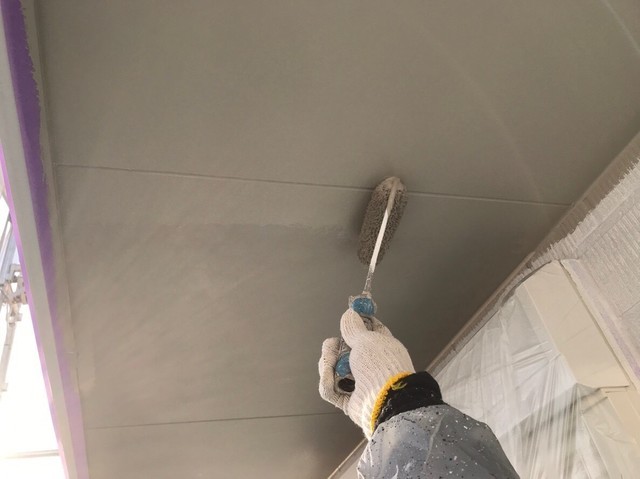 外壁塗装 ベランダ下天井 下塗りを行います。