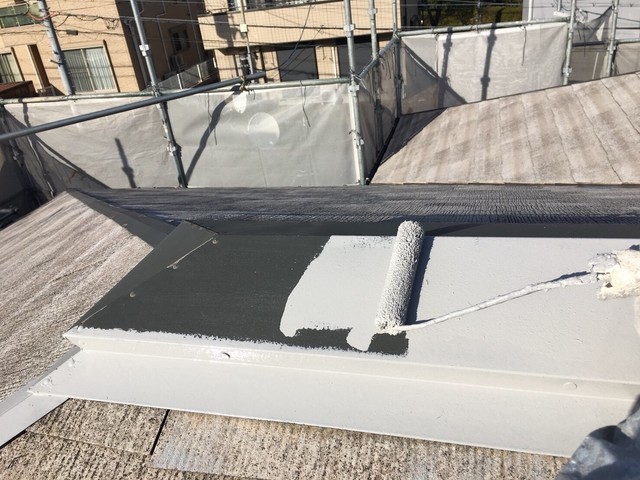 屋根（棟板金） 錆止め剤の塗装を行います