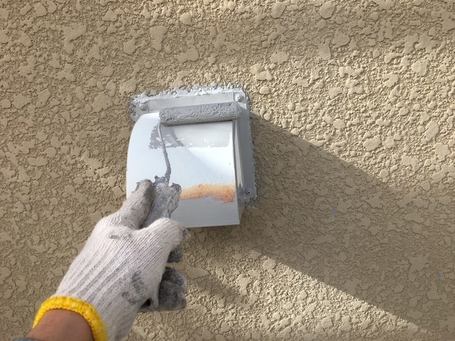 外壁（換気フード） 錆止め剤を塗装後 下塗り・上塗りを行います