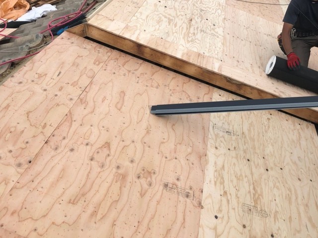 屋根葺き替え 構造用合板を施工します。