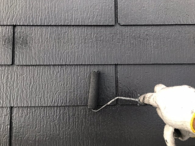 屋根・棟板金塗装 屋根の上塗りを行います。