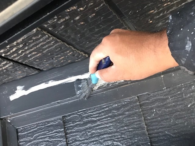 屋根・棟板金塗装 棟板金の下塗りを行います。