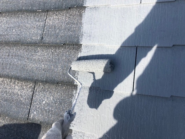 屋根・棟板金塗装 棟板金をｹﾚﾝ後ｻﾋﾞ止め剤を塗装し 屋根の下塗りを行います。
