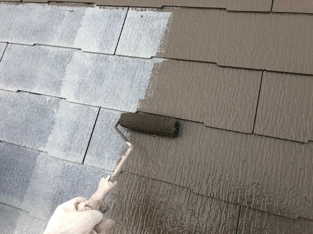 屋根・棟板金塗装 棟板金の下塗り 屋根の中塗りを行います。