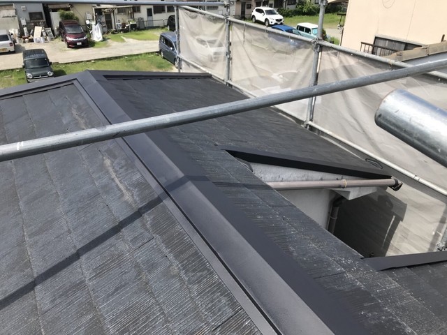 屋根 棟板金・屋根塗装 棟板金をｹﾚﾝし、ｻﾋﾞ止め材を 塗装します。
