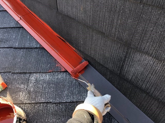 屋根・棟板金塗装 棟板金をしっかりとｹﾚﾝし ｻﾋﾞ止め材を塗装します。
