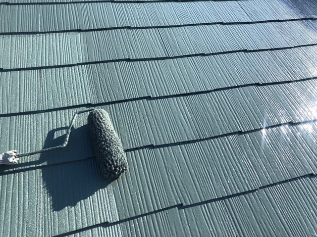 屋根・棟板金塗装 棟板金と屋根の上塗りを 行います。