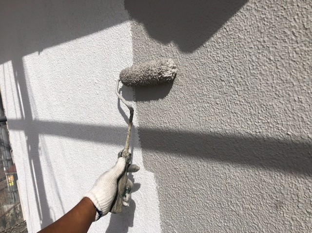外壁塗装 中塗りを行います。