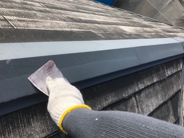 屋根塗装 棟板金のｹﾚﾝを行います。