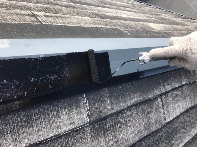 屋根塗装 棟板金にｻﾋﾞ止め材を 塗装します。