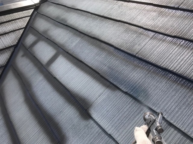 屋根塗装 ﾀｽﾍﾟｰｻｰを入れるとｶﾗｰﾍﾞｽﾄが 割れてしまうことがある為 ﾁﾘ部分を吹き付けます。