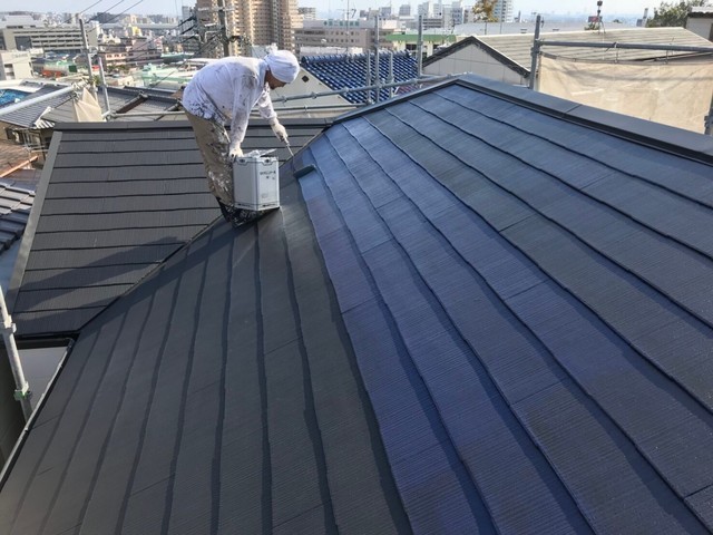 屋根塗装 棟板金の上塗り・ 屋根の上塗りを行います。