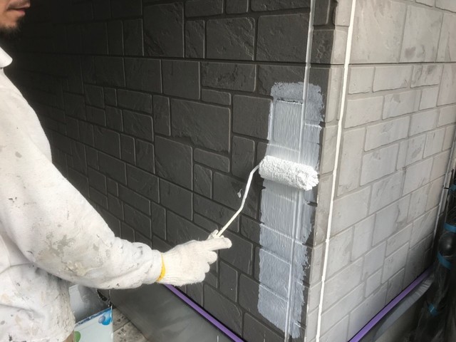 外壁塗装１階部分 下塗りを行います。