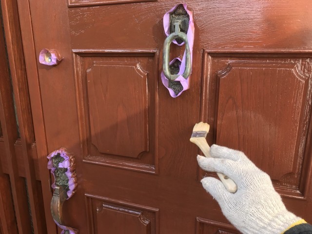 玄関扉塗装 ｸﾘｱ材を塗装します。
