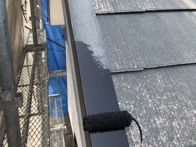 屋根 屋根鉄部塗装 ｻﾋﾞ止め材を塗装します。