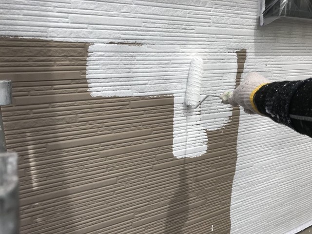 外壁 外壁塗装 下塗りを行います。