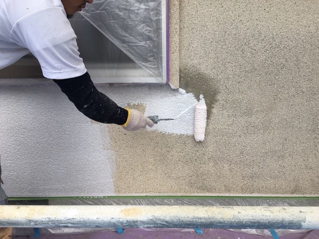 外壁塗装 下塗りを行います。