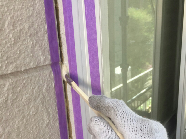 外壁（コーキング）　コーキング剤 (ﾌﾟﾗｲﾏｰ）を塗る