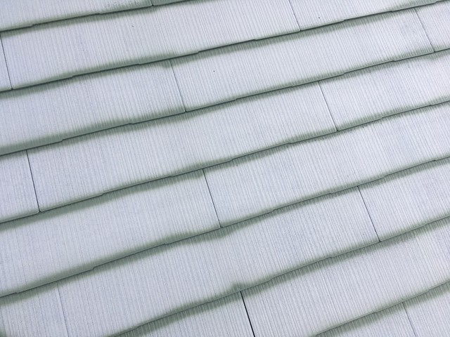 屋根 棟板金塗装・屋根塗装 屋根の下塗り後ﾀｽﾍﾟｰｻｰを 入れると、ｶﾗｰﾍﾞｽﾄが 割れてしまう為、ﾁﾘ部分を 吹き付けます。
