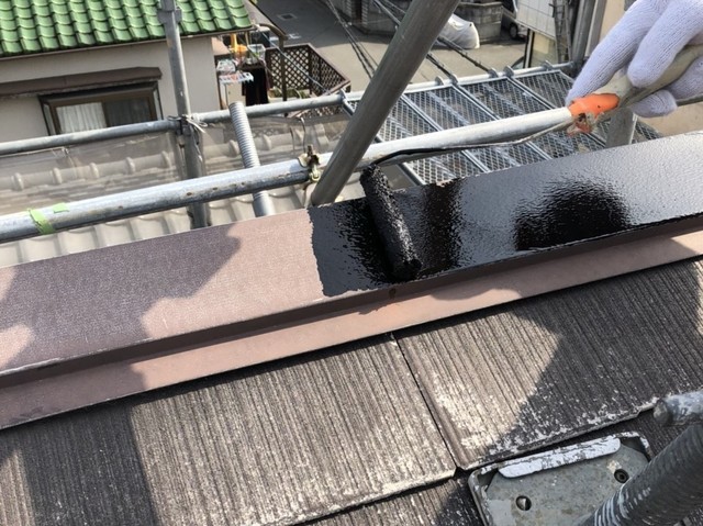 屋根 棟板金塗装 ｻﾋﾞ止め材を塗装します。