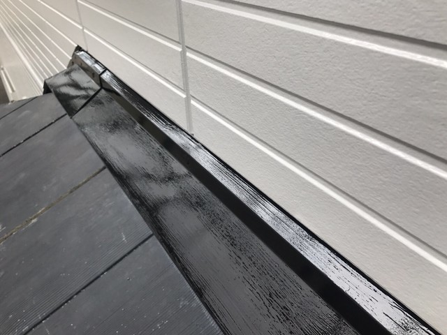 屋根 屋根板金 上塗りを行います。 施工完成