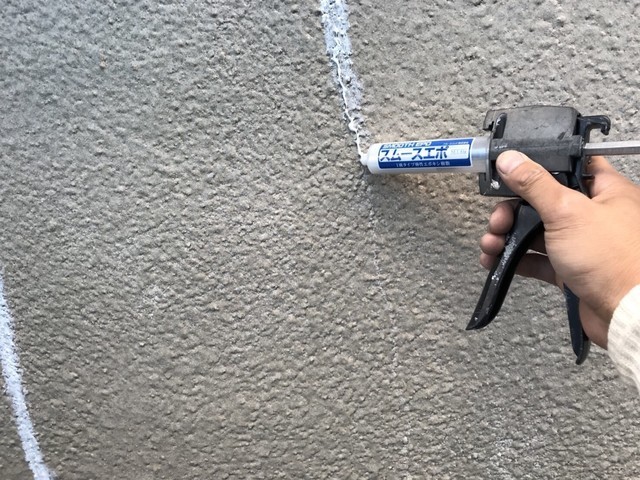 外壁 外壁ｸﾗｯｸ補修 ｴﾎﾟｷｼ樹脂を注入します。