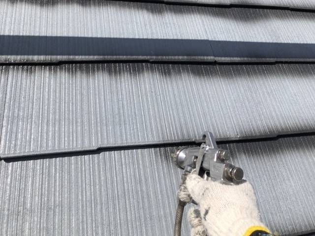 屋根 屋根塗装 下塗り後ﾀｽﾍﾟｰｻｰ鵜を入れると ｶﾗｰﾍﾞｽﾄが割れてしまう為 ﾁﾘ部分を吹き付けます。