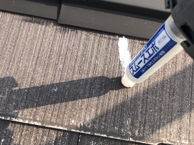 屋根 クラック補修 ｴﾎﾟｷｼ樹脂を注入します。