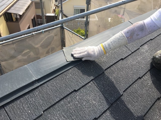 屋根 屋根板金塗装 ｹﾚﾝを行います。