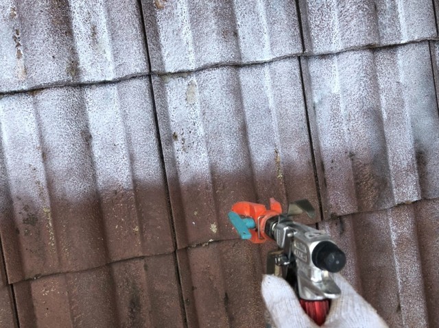 屋根塗装 下塗りを行います。