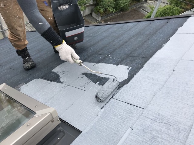 屋根 棟板金塗装・屋根塗装 屋根下塗りを行います。