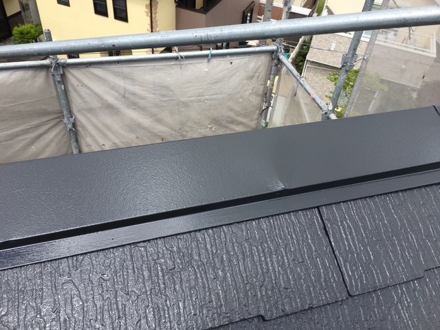 屋根 屋根板金塗装 上塗りを行います。 施工完成