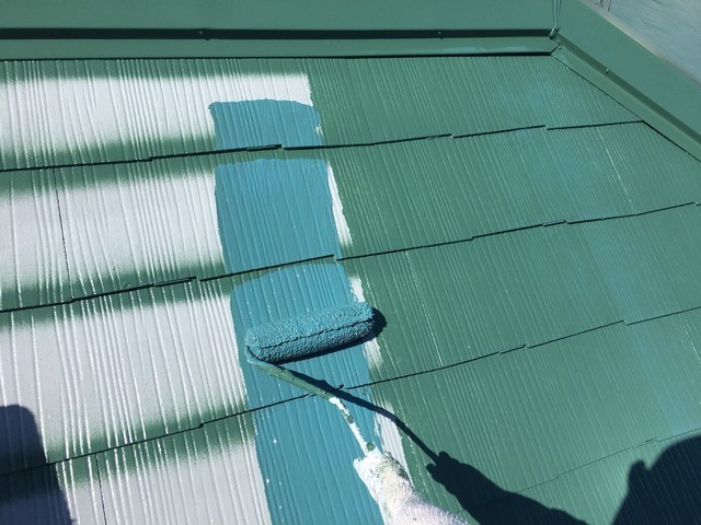 屋根 棟板金塗装・屋根塗装 棟板金の下塗り・屋根の中塗りを 行います。