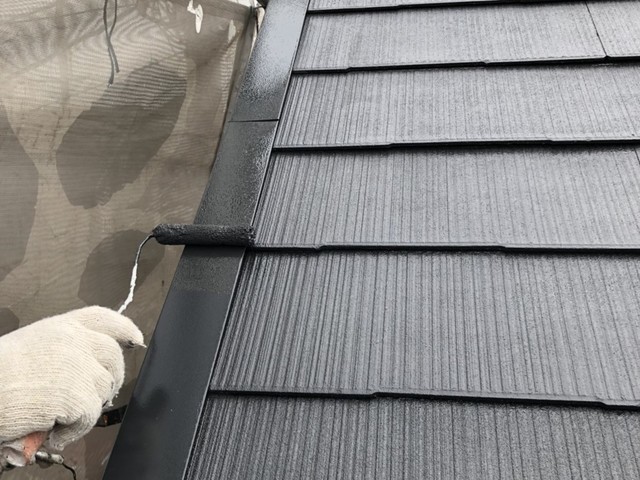 屋根 屋根鉄部塗装 上塗りを行います。