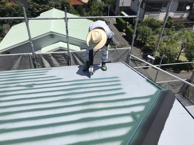 屋根 棟板金塗装・屋根塗装 屋根の下塗り後、ﾀｽﾍﾟｰｻｰを 入れるとｶﾗｰﾍﾞｽﾄが割れる為 ﾁﾘ部分を吹き付けます。