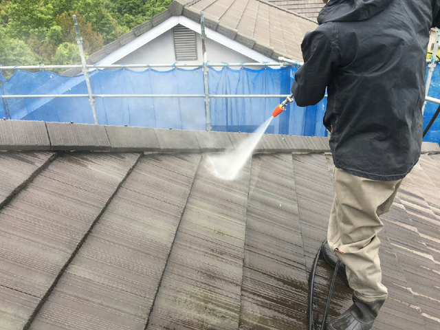 屋根　高圧洗浄で綺麗に埃・汚れを落とします