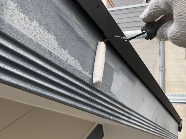 外壁 破風板塗装 ｻﾋﾞ止め材を塗装します。