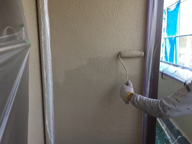 外壁 外壁塗装 上塗りを行います。