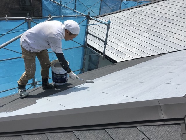 屋根 屋根・棟板金塗装 下塗りを行います。