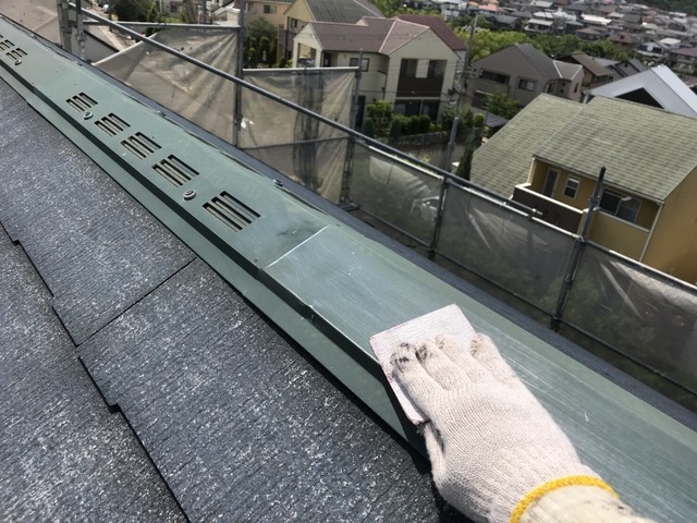 屋根 棟板金塗装・屋根塗装 棟板金のｹﾚﾝを行います。