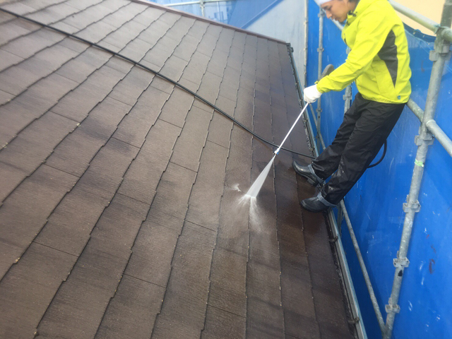 屋根　高圧洗浄で埃や汚れを綺麗に落とします