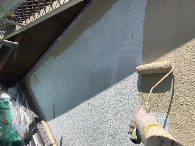 外壁 外壁塗装 中塗りを行います。